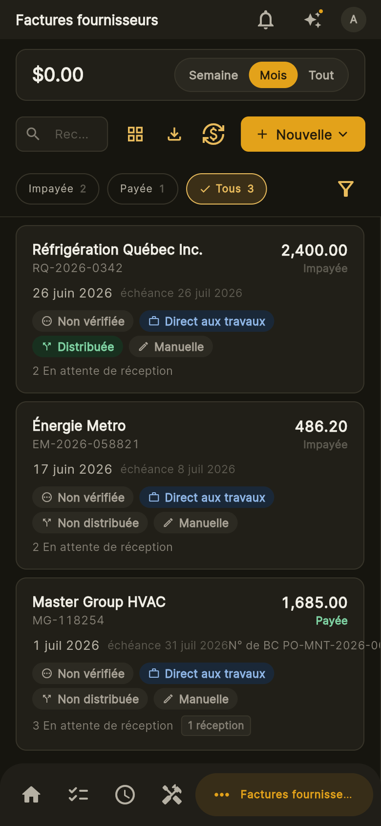 Factures fournisseurs Jobyo sur mobile — factures capturées avec statut de vérification, affectation au chantier et appariement BC