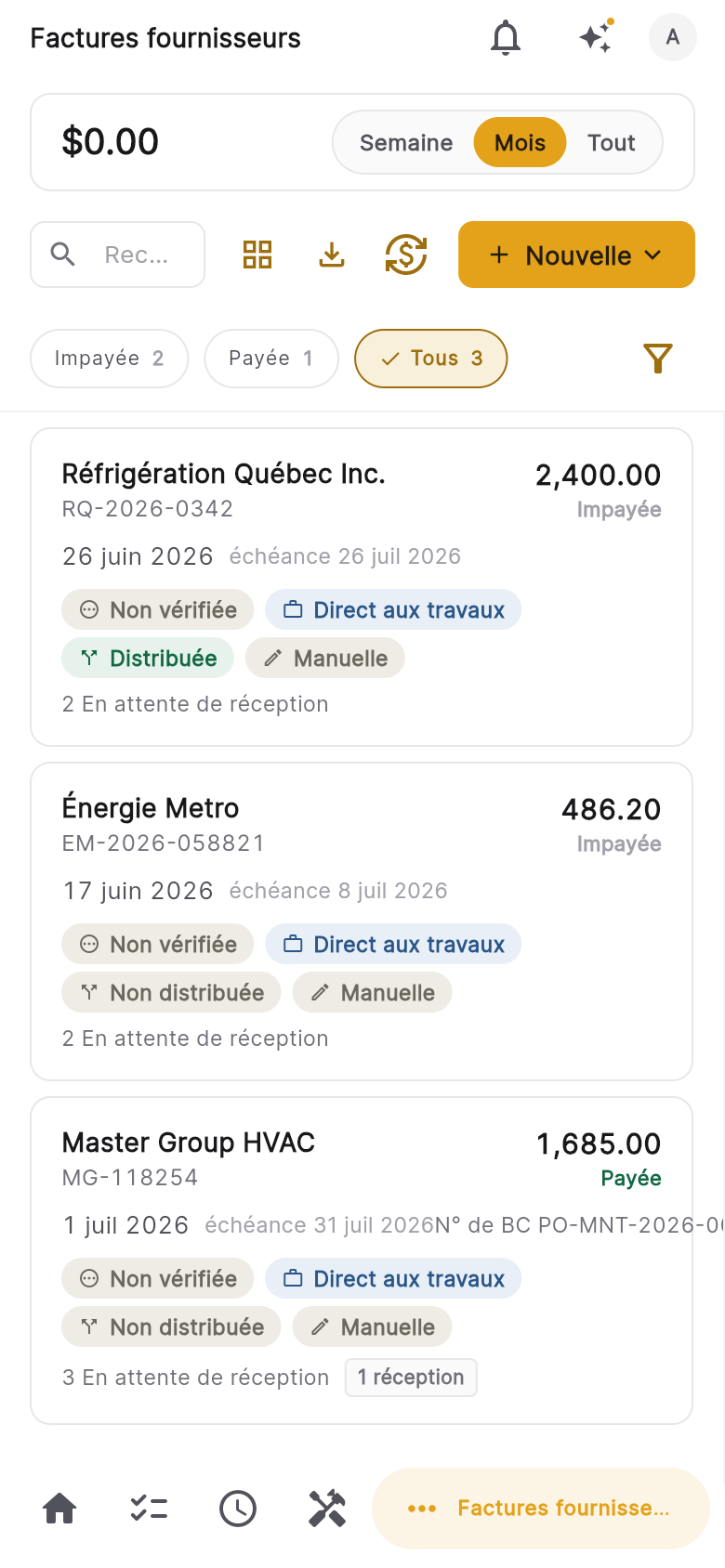 Factures fournisseurs Jobyo sur mobile — factures capturées avec statut de vérification, affectation au chantier et appariement BC