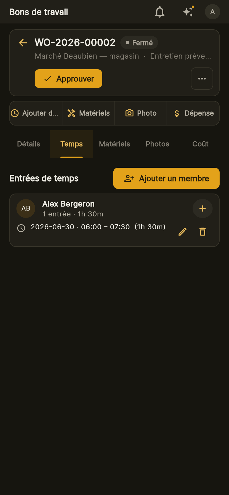 Bon de travail mobile Jobyo — onglet des entrées de temps avec approbation, ajout de temps, matériaux, photo et dépense